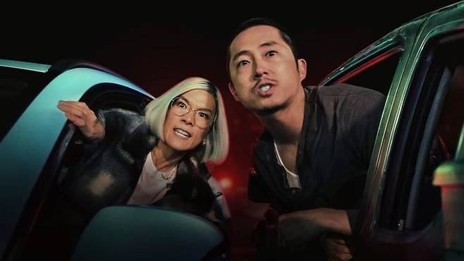 아시아계 배우인 앨리 웡(왼쪽)과 스티븐 연이 주연한 '성난 사람들'의 한 장면. 사진제공=넷플릭스