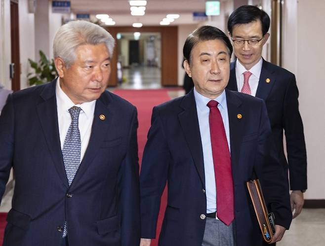 ▲ 김홍일 방송통신위원장(당시 국민권익위원장)과 이동관 전 방송통신위원장이 지난해 국무회의에 입장하는 모습. ⓒ연합뉴스