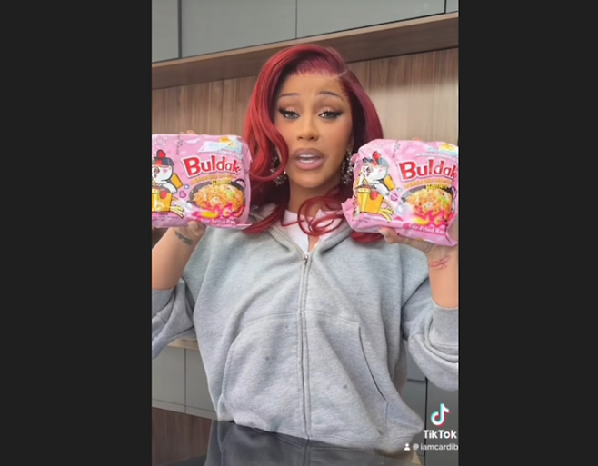 여성 래퍼 카디 비(Cardi B)가 삼양식품의 까르보 불닭볶음면을 먹어보는 영상을 틱톡에 올렸다. [사진 출처 = 틱톡 캡처]