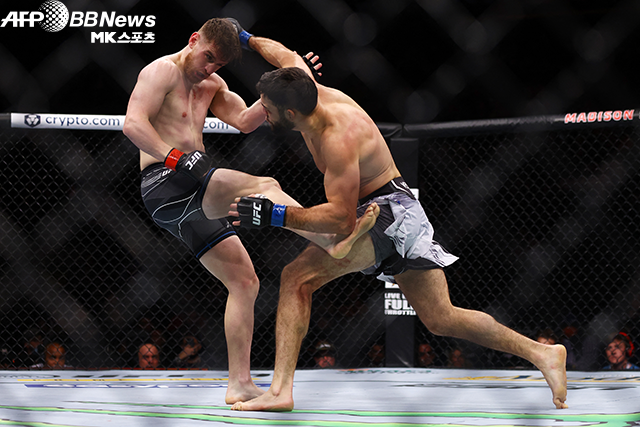 예드멘 샤흐바잔(왼쪽)이 UFC268에서 나수르딘 이마보프 주먹에 맞고 있다. 사진=AFPBBNews=News1