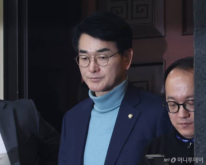 (서울=뉴스1) 송원영 기자 = 박용진 더불어민주당 의원이 27일 서울 여의도 국회에서 열린 의원총회에 참석하고 있다. 2024.2.27/뉴스1  Copyright (C) 뉴스1. All rights reserved. 무단 전재 및 재배포,  AI학습 이용 금지. /사진=(서울=뉴스1) 송원영 기자