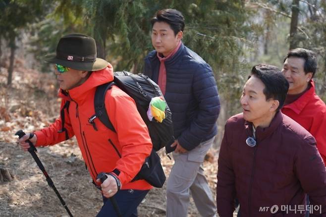 국민의힘 인천 계양을 후보인 원희룡 전 장관과 이천수 후원회장, 산악인 엄홍길 대장이 16일 인천 계양산 등산에 나서고 있다. /사진=박상곤 기자