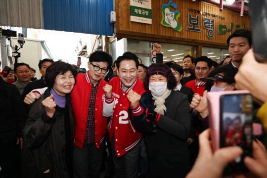 한동훈(왼쪽 두 번째) 국민의힘 비상대책위원장이 22일 오전 충남 보령 중앙시장을 방문해 보령시·서천군에 출마한 장동혁(〃세 번째) 사무총장과 함께 시민들의 요구에 맞춰 기념촬영을 하고 있다. 윤성호 기자