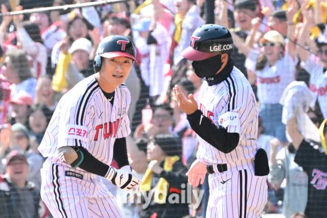 2024년 3월 23일 서울 잠실야구장에서 '2024 신한 SOL 뱅크 KBO 리그' 한화-LG의 경기가 열렸다.LG 신민재가 2회말 2사 만루에서 류현진을 상대로 2타점 적시타를 때린 뒤 기뻐하고 있다./잠실=곽경훈 기자 kphoto@mydaily.co.kr