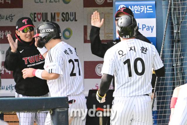 2024년 3월 23일 서울 잠실야구장에서 '2024 신한 SOL 뱅크 KBO 리그' 한화-LG의 경기가 열렸다.LG 박동원과 오지훤이 2회말 2사 만루에서 신민재의 2타점 적시타 때 득점을 올린 뒤 염경엽 감독과 기뻐하고 있다./잠실=곽경훈 기자 kphoto@mydaily.co.kr