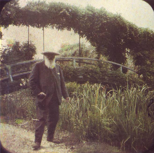 정원에 있는 클로드 모네의 모습. 1917년경 [Etienne Clementel]