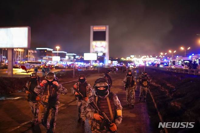 [모스크바=AP/뉴시스] 러시아 국방 경비대 소속 군인이 23일(현지시각) 전날 대규모 테러 공격이 발생한 크로커스 시청사 주변을 경비하고 있다. 2023.03.23.