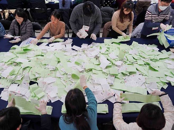 지난 2월 2일 제22대 국회의원선거를 앞두고 서울 종로구 서울시선거관리위원회에서 선관위 직원들이 투표용지 수개표 실습을 하고 있다. 뉴시스