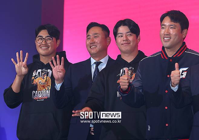 ▲ 22일 KBO 개막 미디어데이. 왼쪽부터 한화 주장 채은성과 최원호 감독, 노시환. ⓒ곽혜미 기자