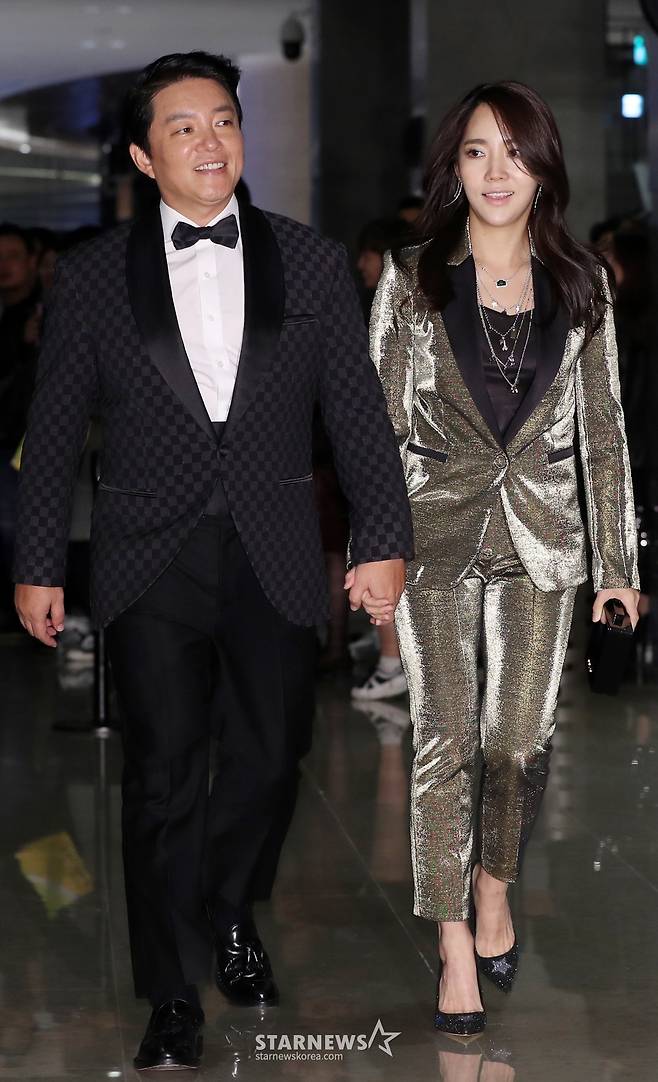 배우 이범수,이윤진 부부가 27일 오후 서울 용산구 서울드래곤시티에서 진행된 '더블유 코리아 유방암 인식 향상 캠페인 자선 행사' 포토월에 참석하고 있다. /사진=김휘선 기자 hwijpg@