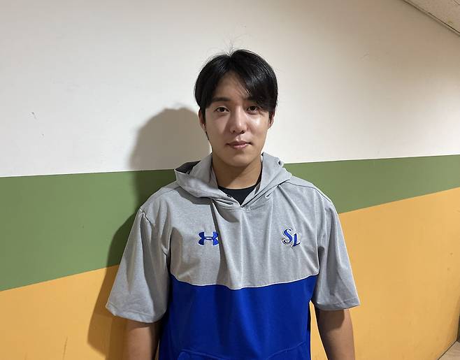 삼성 라이온즈 원태인이 23일 수원KT위즈파크에서 인터뷰 후 촬영하고 있다. 수원, 최원영 기자