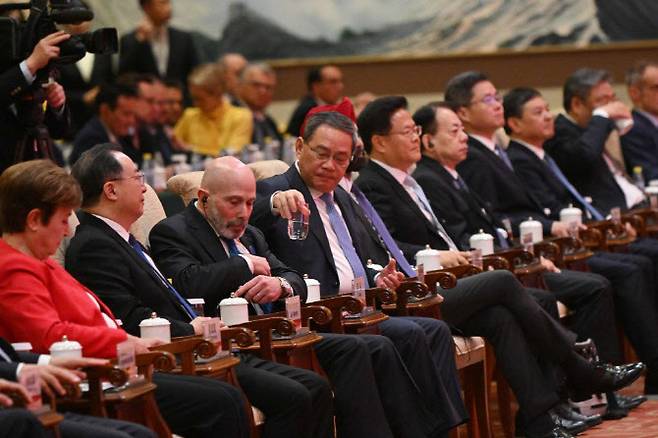 24일 중국 베이징에서 열린 중국발전포럼 개막식에서 리창(왼쪽에서 4번째) 중국 국무원 총리를 비롯해 내빈들이 앉아있다. (사진=AFP)
