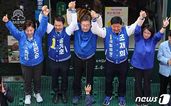 이재명 더불어민주당 대표와 조재희(송파구 갑), 송기호(송파구 을), 남인순(송파구 병) 후보, 용혜인 더불어민주연합 의원이 24일 서울 송파구 새마을전통시장에서 열린 현장 기자회견에서 시민들에게 인사하고 있다. 2024.3.24/뉴스1 ⓒ News1 김도우 기자