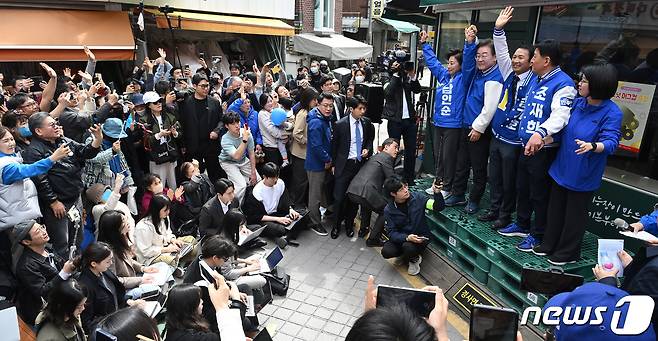 이재명 더불어민주당 대표가 24일 서울 송파구 잠실새마을전통시장을 방문해 현장 기자회견에 앞서 조재희(송파갑)·송기호(송파을)·남인순(송파병) 민주당 후보와 용혜인 더불어민주연합 비례대표 후보의 손을 맞잡아 들며 지지를 호소하고 있다. (공동취재) 2024.3.24/뉴스1 ⓒ News1 김도우 기자