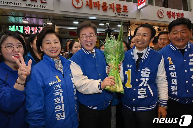 이재명 더불어민주당 대표가 24일 서울 송파구 잠실 새마을전통시장을 방문해 파를 들고 있다. (공동취재) 2024.3.24/뉴스1 ⓒ News1 김도우 기자