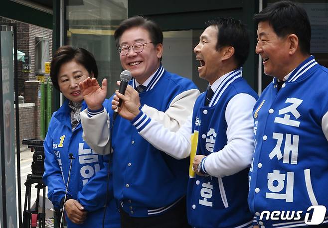 이재명 더불어민주당 대표가 24일 서울 송파구 잠실새마을전통시장을 방문해 조재희(송파갑)·송기호(송파을)·남인순(송파병) 민주당 후보의 지지를 호소하고 있다. (공동취재) 2024.3.24/뉴스1 ⓒ News1 김도우 기자