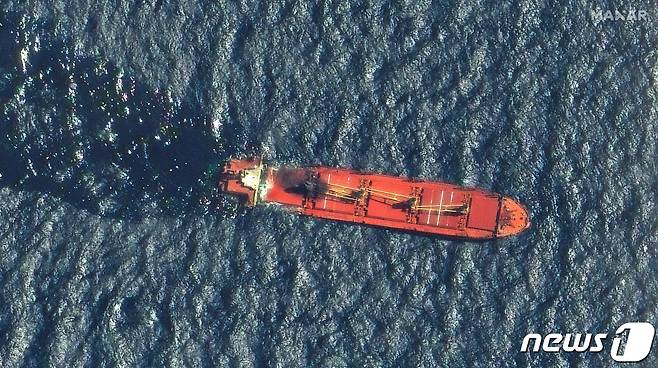 미군 중부사령부(CENTCOM)가 1일(현지시간) 공개한 사진으로 지난달 18일 홍해 바브엘만데브 해협에서 예멘 후티반군이 발사한 미사일에 피격된 영국 화물선 '루비마르호'가 바다에 가라앉으며 검은 기름띠를 만들어낸 모습이 이날 위성에 포착됐다. 루비마르호는 결국 이튿날(2일) 완전히 침몰했다. 2024.3.1. ⓒ 로이터=뉴스1 ⓒ News1 김성식 기자