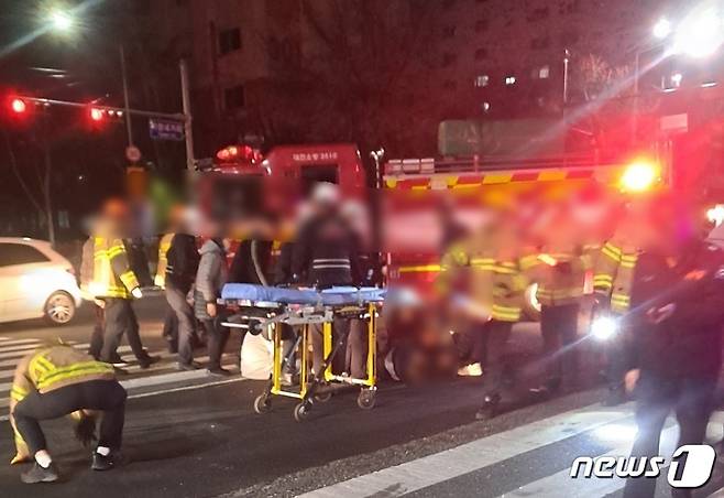 (대전=뉴스1) 김종서 기자 = 24일 오후 8시30분께 대전 서구 둔산동 가람네거리에서 신호위반 차량이 보행자 4명을 덮치는 사고가 발생했다.(독자 제공) /뉴스1