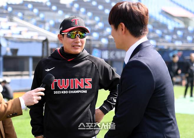 LG 염경엽 감독이 23일 잠실야구장에서 열리는 2024 KBO리그 한화와 경기에 앞서 방송사 인터뷰 후 민병헌 해설위원과 이야기를 나누고 있다.  2024. 3. 23. 잠실 | 최승섭기자 thunder@sportsseoul.com