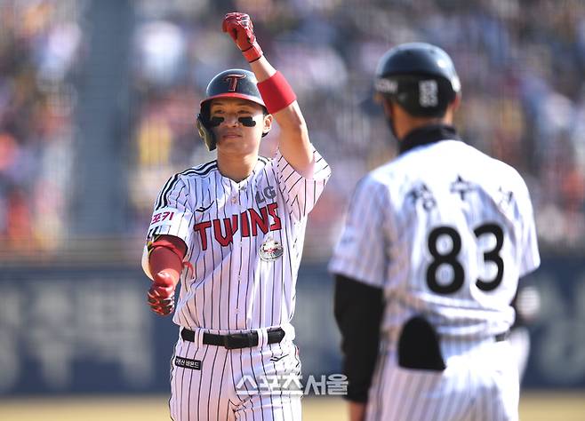 LG 박해민이 23일 잠실야구장에서 열린 2024 KBO리그 한화와 경기 4회말 2사1,3루 1타점 안타를 친 후 세리머니를 하고 있다.  2024. 3. 23. 잠실 | 최승섭기자 thunder@sportsseoul.com