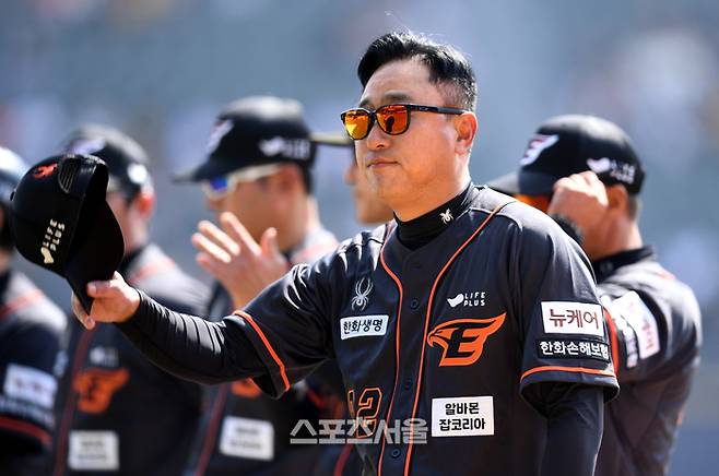 한화 최원호 감독이 23일 잠실야구장에서 열린 2024 KBO리그 LG와 경기 전 관중에 인사를 하고 있다. 2024. 3. 23.잠실 | 최승섭기자 thunder@sportsseoul.com