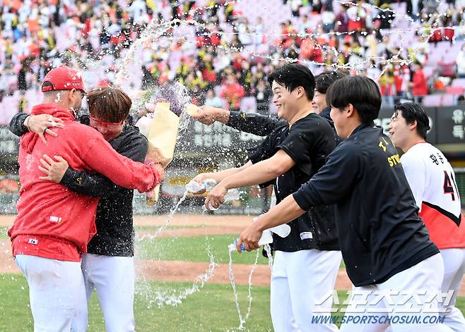 뒤이어 나온 투수들의 물세례가 이어졌다.