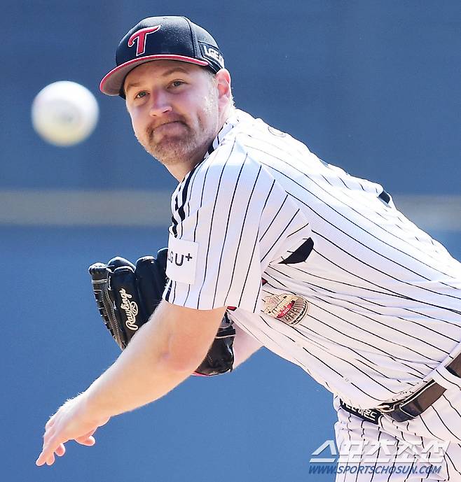 23일 잠실야구장에서 열린 KBO리그 LG와 한화의 개막전. 힘차게 투구하고 있는 LG 선발 엔스. 잠실=송정헌 기자songs@sportschosun.com/2024.03.23/