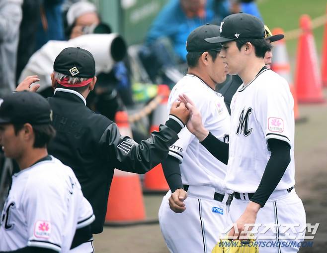 25일 롯데 자이언츠 선수단이 일본 오키나와 이토만 야구장에서 일본 프로야구 지바롯데와 평가전을 진행했다. 1회를 무실점으로 투구한 지바 롯데 사사키. 오키나와(일본)=송정헌 기자songs@sportschosun.com/2024.02.25/