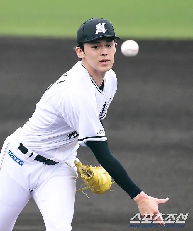 25일 롯데 자이언츠 선수단이 일본 오키나와 이토만 야구장에서 일본 프로야구 지바롯데와 평가전을 진행했다. 선발 투구하는 지바 롯데 사사키. 오키나와(일본)=송정헌 기자songs@sportschosun.com/2024.02.25/