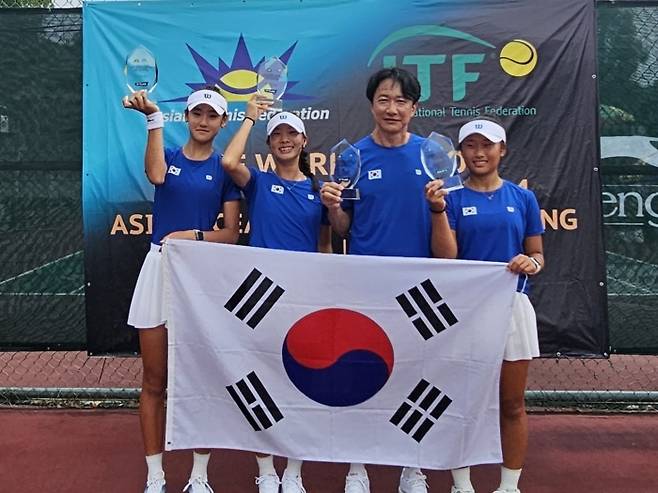 아시아/오세아니아 지역예선에서 우승한 U14 여자팀(왼쪽부터 박예서, 홍예리, 양성모 감독, 오지윤)