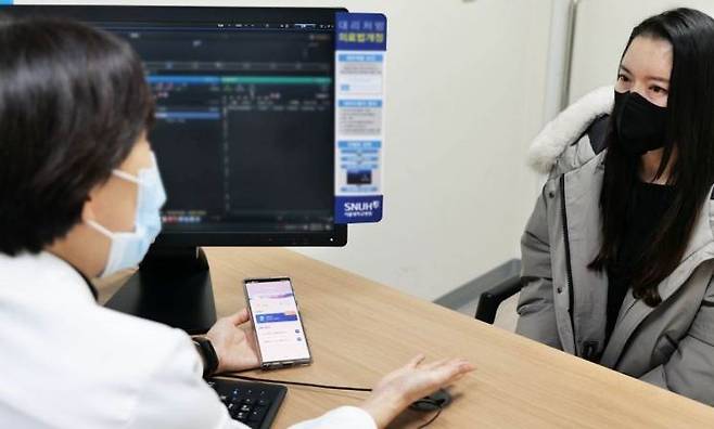 지난 1월 서울대병원에서 국내 최초로 디지털치료기기(DTx) 솜즈의 처방이 이뤄지고 있다.[사진제공=서울대병원]
