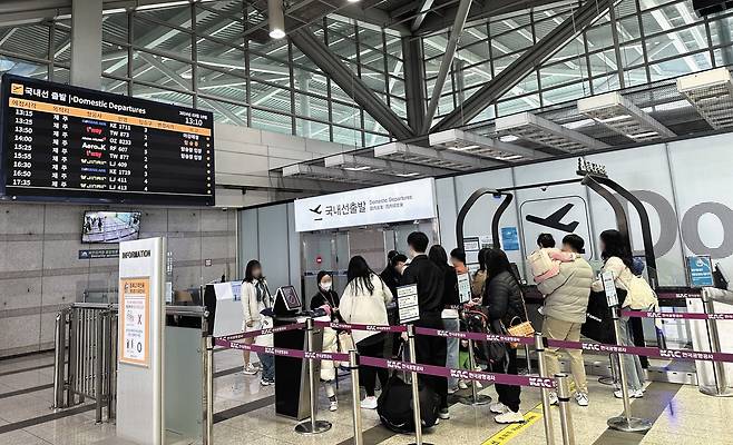지난 19일 오후 청주 청원구 내수읍에 있는 청주국제공항 청사에서 여행객들이 국내선 탑승을 위해 줄을 서 있다. 올해 1~2월 청주공항 운항 편수는 4724편으로 대구공항(3507편)을 앞질렀다./이혜운 기자