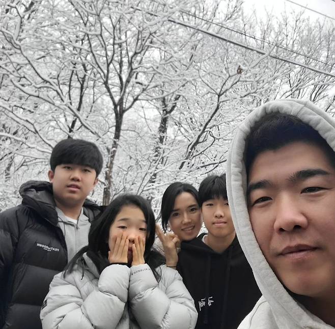 정근우의 단란한 가족 사진. 왼쪽부터 큰 아들 재훈 군, 딸 수빈 양, 아내 홍은숙 씨, 둘째 아들 지완 군, 정근우. 정근우 제공