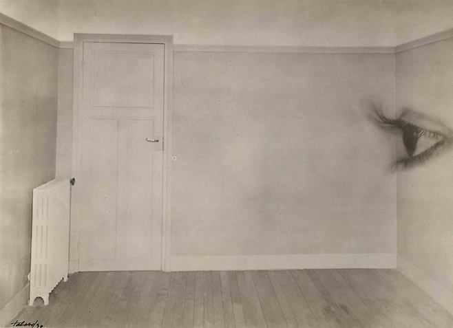 프랑스 사진가 모리스 타바르의 ‘눈이 있는 방’. 사진 속 벽에 눈을 삽입했다. 아무도 없을 때 벽들은 서로를 바라본다. 사진 출처 뉴욕 메트로폴리탄 뮤지엄