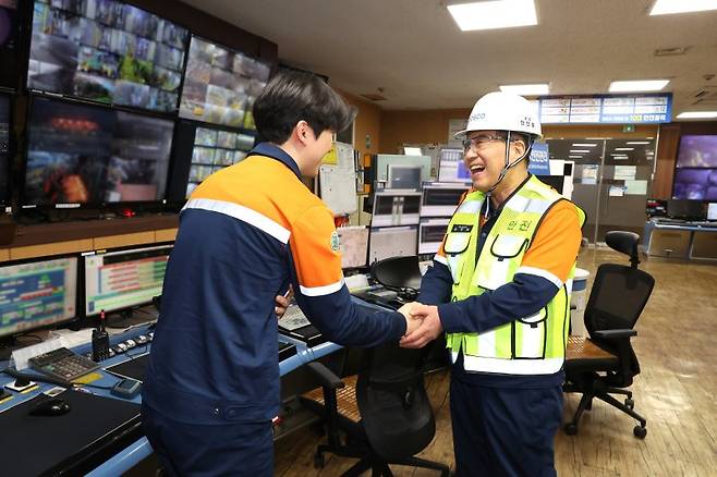 장인화 포스코그룹 회장(오른쪽)이 지난 22일 경북 포항제철소 2열연공장을 방문해 현장직원을 격려하고 있다. 포스코 제공