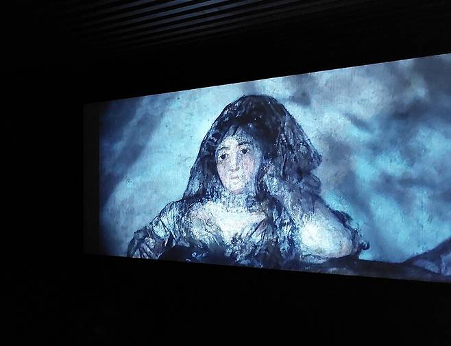 블랙박스에서 상영중인 파레노의 근작 영상물 ’귀머거리의 집’(2021). 거장 프란체스코 고야의 걸작 ‘검은그림’ 연작과 이 그림이 걸렸던 마드리도 교외의 퀸타 델 소르도(일명 귀머거리의 집) 빌라의 내부 공간을 주된 소재로 삼은 작품이다. 빌라에 붙어있던 연작 그림들을 극적인 구도로 포착하고 장작불의 타는 소리를 증폭시킨 음향효과를 덧붙이면서 지금은 사라진 빌라 내부의 공간을 떠돌아다니는 듯한 느낌을 살려냈다.