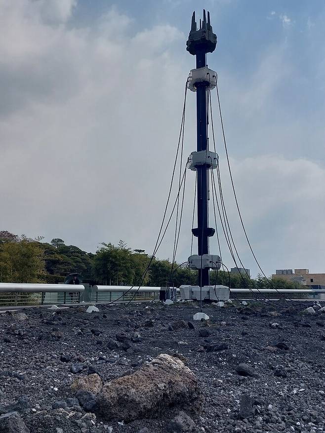 리움미술관 바깥 데크에 새로 들어선 필립 파레노의 대형 설치조형탑 ‘막(膜)’. 영어로는 ‘membrane’으로 번역되는 이 작품은 일종의 대형 센서타워다. 주위에 촉수처럼 케이블 센서를 설치해놓고 인근의 대기 온도와 습도, 풍량, 진동 등에 대한 정보를 수집한 뒤 미술관 내부의 작품들로 보내어 반영시키며서 작가의 전시장 전체를 일종의 유기체로 만드는 중추구실을 하고있다.