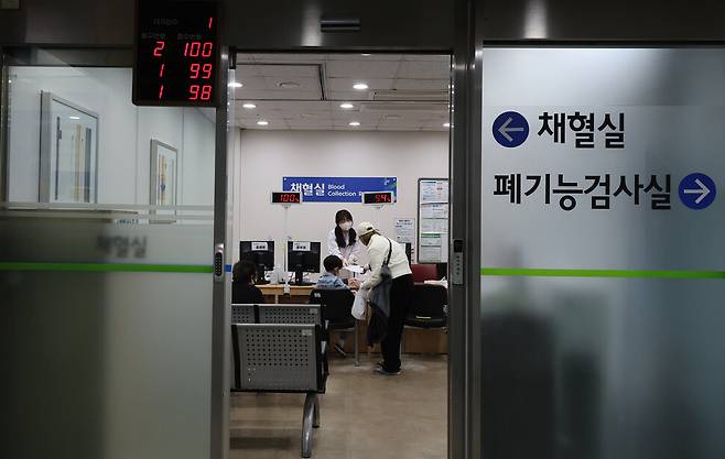 20일 오후 인천 미추홀구 인천사랑병원 안에서 시민들이 진료를 받고 있다. 신소영 기자 viator@hani.co.kr