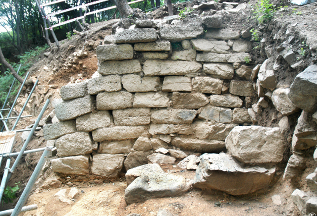 대전리 산성의 외성벽. 고려문화재연구원