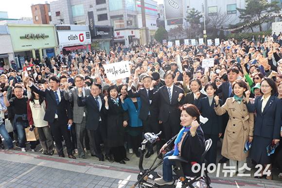 조국혁신당 조국 대표와 22대 국회의원 선거 비례대표 후보들이 24일 청주 철당간 앞에서 지지자들과 기념 촬영을 하고 있다. [사진=한준성 기자]