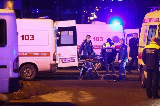 22일(현지시간) 러시아 모스크바에서 발생한 테러의 희생자를 치료하기 위해 의료진이 출동한 모습. AP=연합뉴스