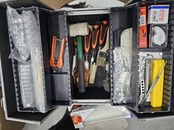 나무 상태를 진단하는 고무망치 등 도구가 담긴 이승언씨의왕진가방. 나운채·이수민 기자