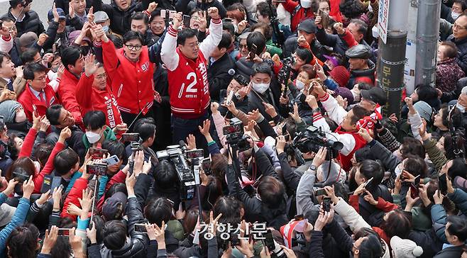 국민의힘 한동훈 비상대책위원장이 임재훈 안양시 동안구갑 후보, 최돈익 안양시 만안구 후보와 함께 3월 20일 경기 안양시 만안구 중앙시장에서 거리인사를 나서고 있다. /성동훈 기자