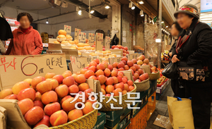 과일가격이 고공행진을 이어가고 있는 가운데 6일 서울 동대문구 청량리 청과물시장에서 시민들이 장을 보고 있다. 한수빈 기자