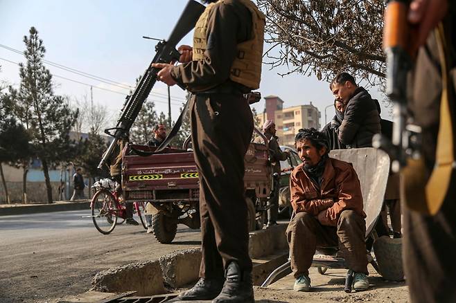 아프가니스탄 탈레반 대원들이 지난 1월7일(현지시간) 수도 카불에서 이슬람국가 호라산(ISIS-K) 소행으로 추정되는 총격 사건이 발생하자 경계를 강화하고 있다. EPA연합뉴스
