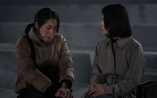 Scene from Netflix series "The Glory," starring Yeom Hye-ran (left) and Song Hye-kyo (Netfilx)