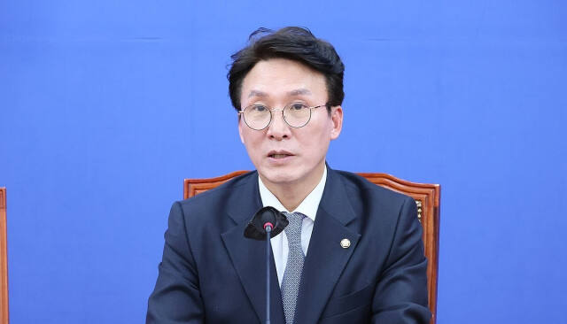 더불어민주당 김민석 상황실장이 지난 22일 국회에서 열린 기자간담회에서 발언하고 있다. 연합뉴스