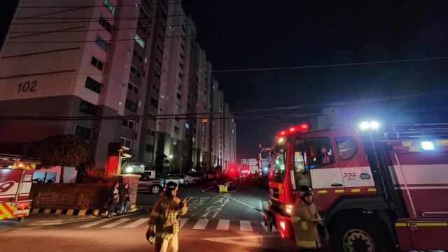 24일 오후 불이 난 수원시 장안구의 한 아파트에 소방이 출동해 있다. 윤원규기자