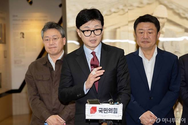 (서울=뉴스1) 임세영 기자 = 한동훈 국민의힘 비상대책위원장이 24일 오후 서울 서대문구 신촌 세브란스병원에서 열린 전국의대교수협의회 회장단 간담회를 마친 뒤 취재진의 질문에 답하고 있다.(공동취재) 2024.3.24/뉴스1  Copyright (C) 뉴스1. All rights reserved. 무단 전재 및 재배포,  AI학습 이용 금지. /사진=(서울=뉴스1) 임세영 기자