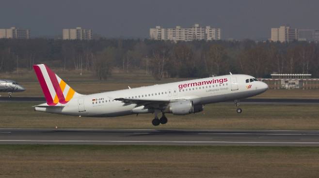 2015년 3월24일. 독일 국제공항으로 가던 저먼윙스 9525편이 프랑스 남부 알프스 산맥 부근에서 추락해 탑승자 150명 전원이 사망했다. 사진은 지난 2014년 3월29일 베를린 공항에서 이륙하는 저먼윙스 에어버스 A320의 모습. /사진=로이터